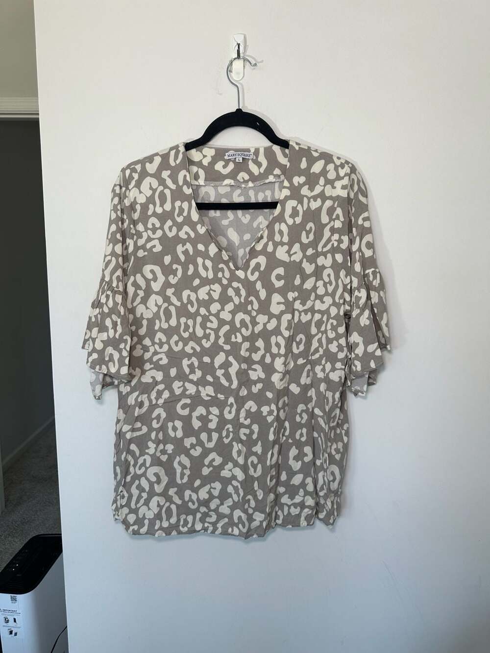 Mary Square Women's Gray and White Leopard Print V-Neck Ruffle Sleeve Blouse Siz